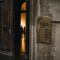 Dans - sul citofono di casa
