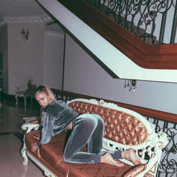 Pose