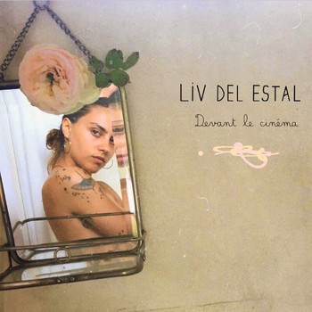 Liv Del Estal - Devant le cinéma