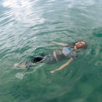 JULIEE & Mariana Taylor - pasear entre fuentes