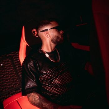 AMG - Buscando (Explicit)