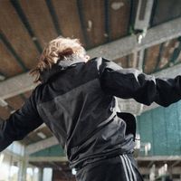 Jaya - Holder Mig Nede