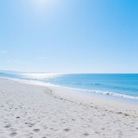 Aline - dibawah ini langit biru dan pantai .